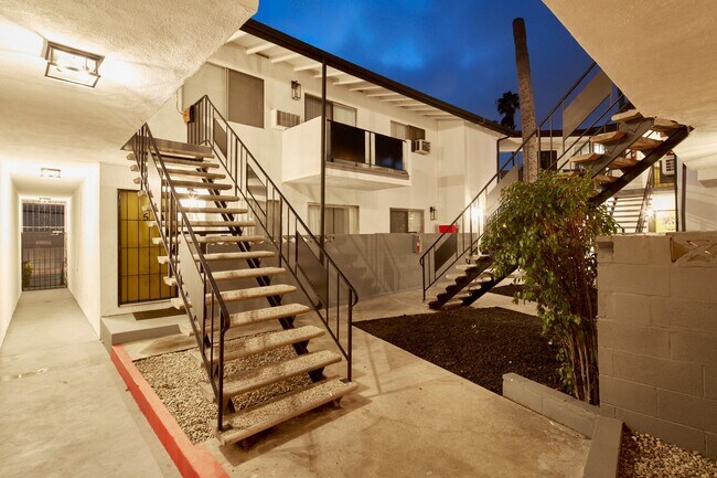 Building Photo - 204 Manhattan Pl