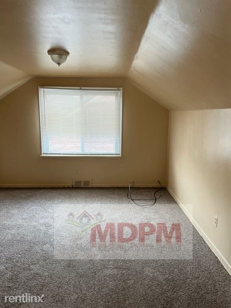 Building Photo - 3 br, 1 bath House - 18261 Stahelin Ave