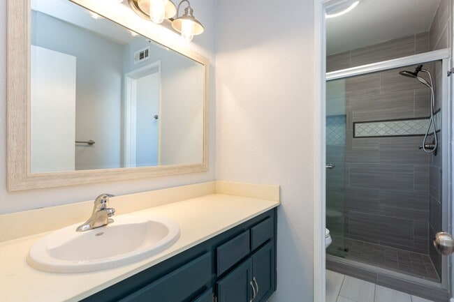 Building Photo - Charming Remodeled Townhome!