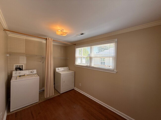 Building Photo - 817 Everett Pl