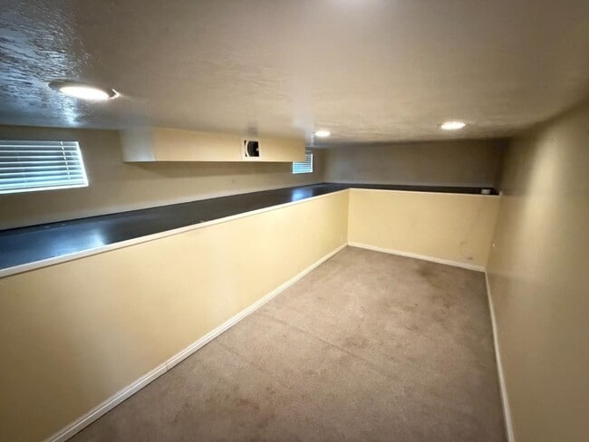 Building Photo - 565 Hollywood Ave