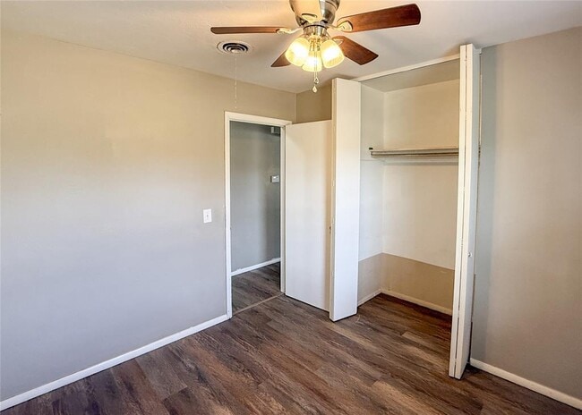 Building Photo - 817 S Kelly Ave