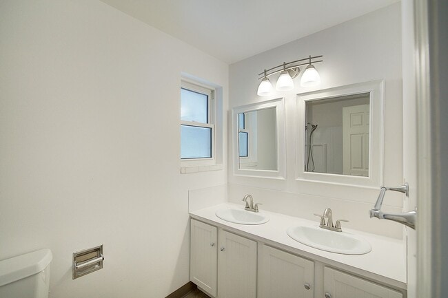 Building Photo - 4Bd/2Ba Kent Home