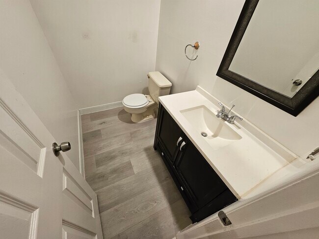 Building Photo - 806 Spinnaker Ct