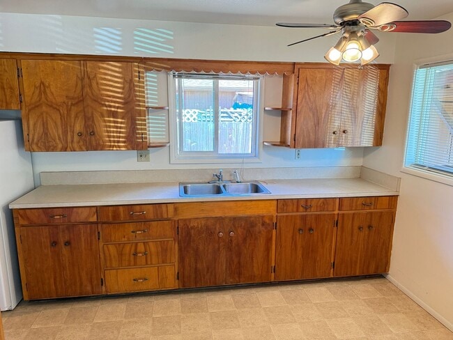 Building Photo - 1-bdroom, 1-bathroom duplex near Marie Jacob's Park!