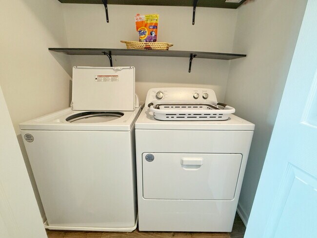 Building Photo - Furnished Townhome conveniently located!