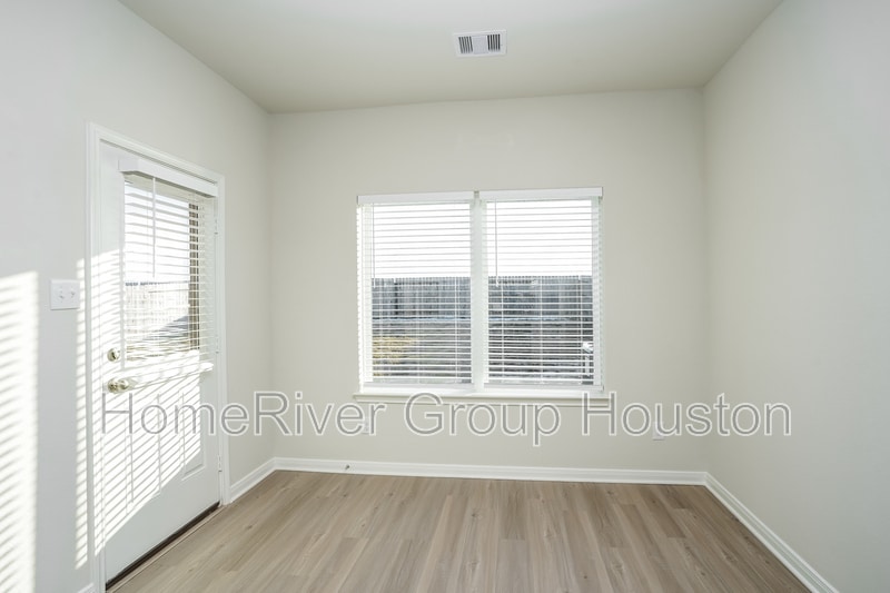 Building Photo - 14001 Freeboard Dr