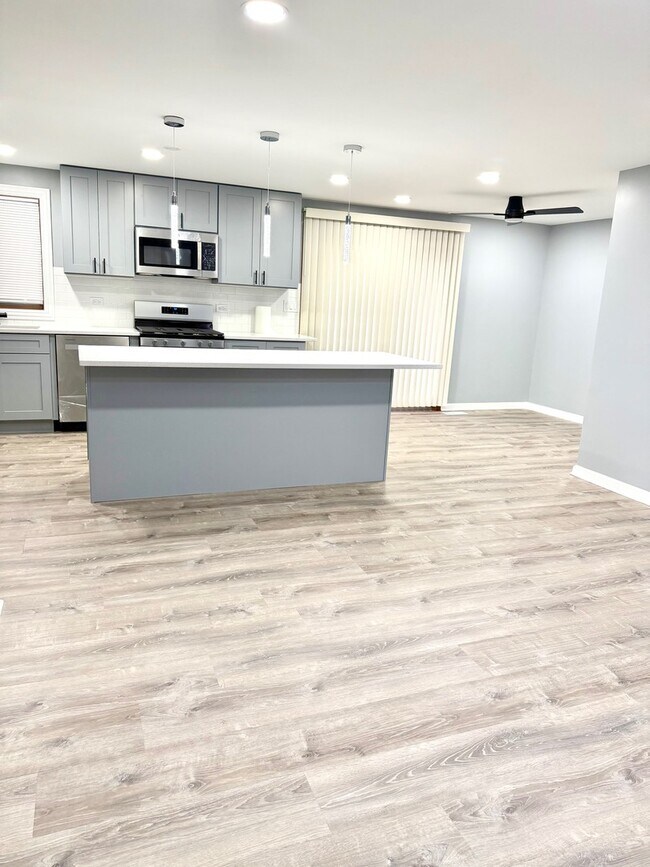 Building Photo - 1310 Somerset Ln