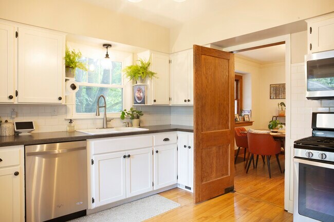 Kitchen - 350 Glenhaven Ave NW