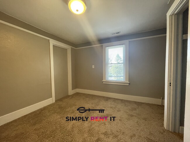 Building Photo - Renovated Triplex with 2 Bedrooms On Campus!