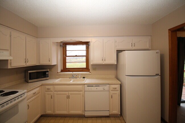 Building Photo - Huge 3 Bed 2.5 Bath home Overland Park