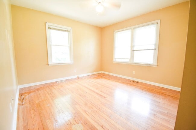 Building Photo - Coming Soon! 3 Bedroom 1 Bathroom - Pets Considered