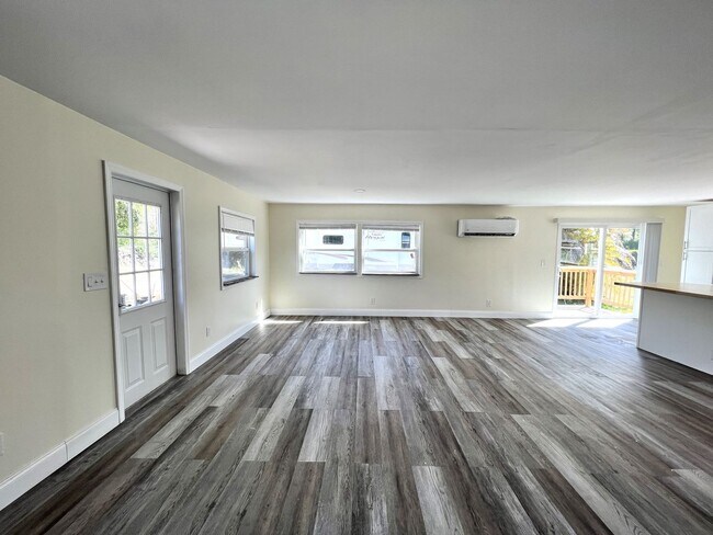 Building Photo - FIRST MONTHS RENT FREE!!! 5 ACRES OF PARAD...