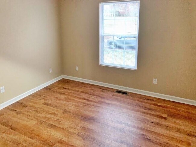 Building Photo - 3 Bedroom/2 Bath Split-Foyer Home Kingspor...