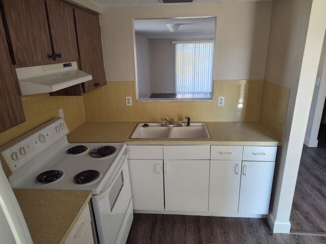 Building Photo - Enjoy the convenience and comfort of this 2/1 apartment in New Port Richey.