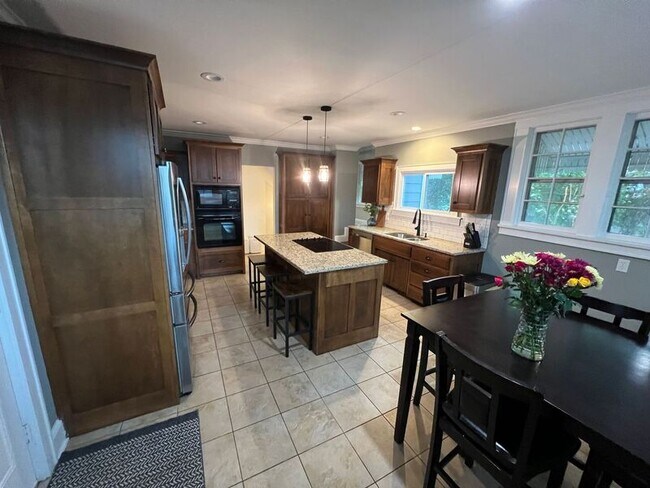 Building Photo - 616 W 63rd St