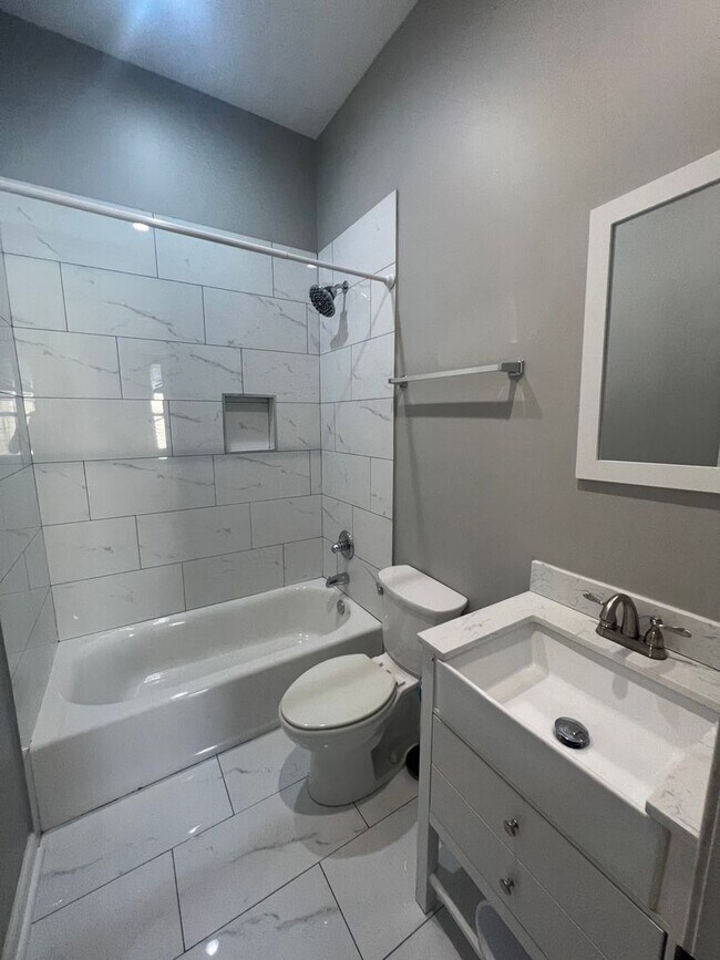 Building Photo - 6bd/2ba Adorable Home Available for 2026 School Year!