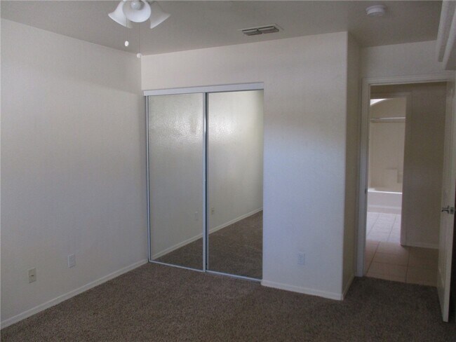 Building Photo - 5543 Clubhouse Ct