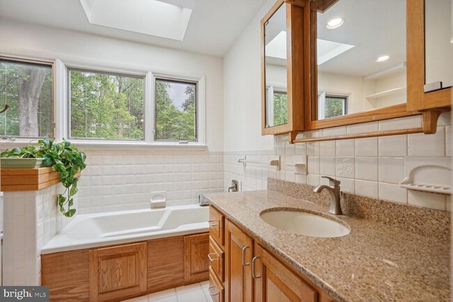 Building Photo - 1063 Carper St