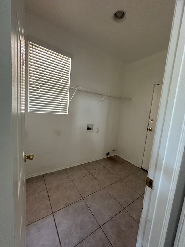 Building Photo - Beautiful 3bedroom 3bath w/ a Pool