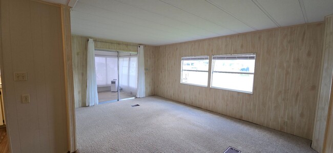 Building Photo - 2 bed 2 baths with carport