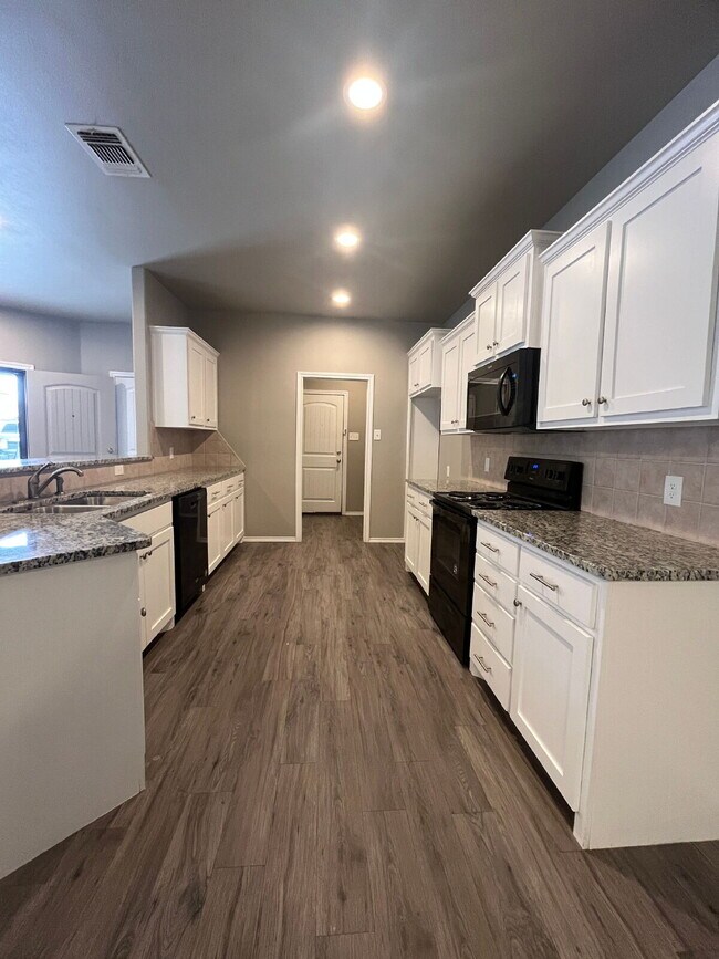 Building Photo - Spacious Duplex-3/2/2 Near Preston Manor!