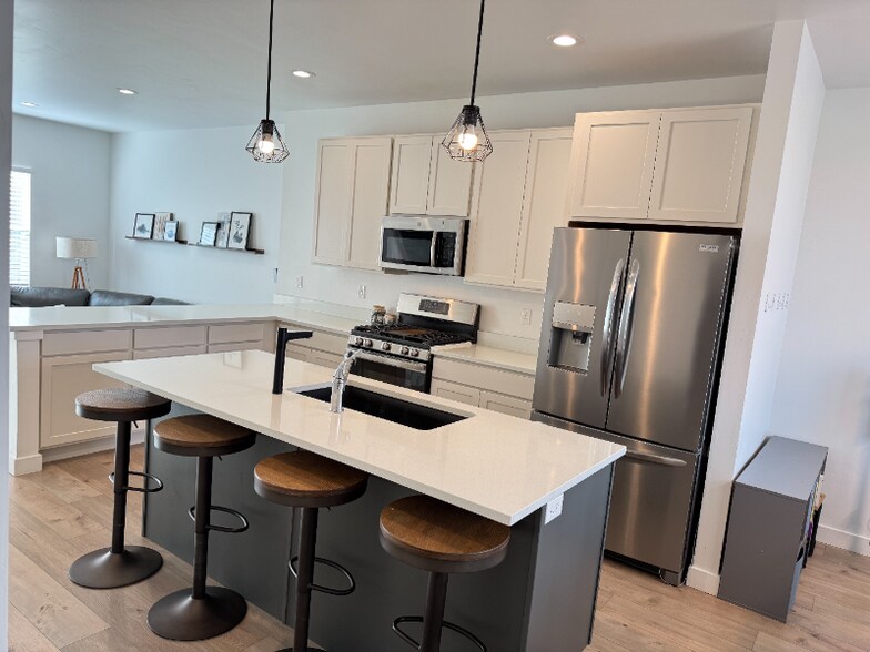 Building Photo - 811 E 975 N