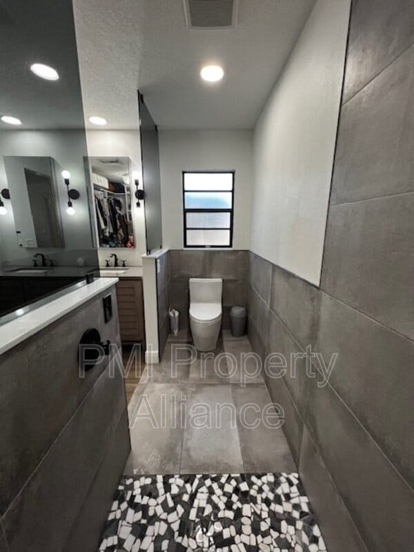 Building Photo - 4044 Tenita Dr