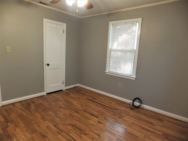 Building Photo - 214 Edgewood Dr