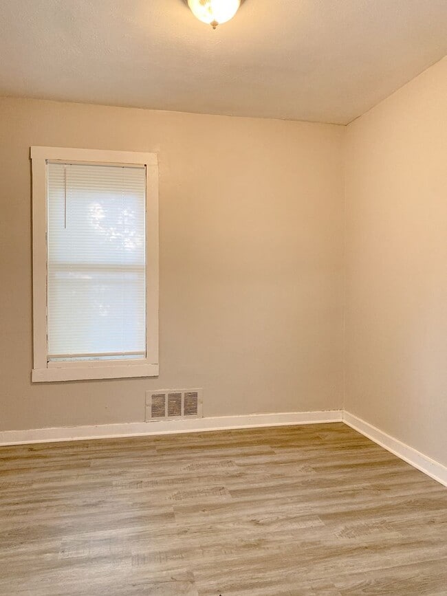 Building Photo - Cozy 2 bed 1 bath house $995 Sec 8 OK