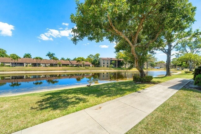 Building Photo - 723 Sunny Pine Way