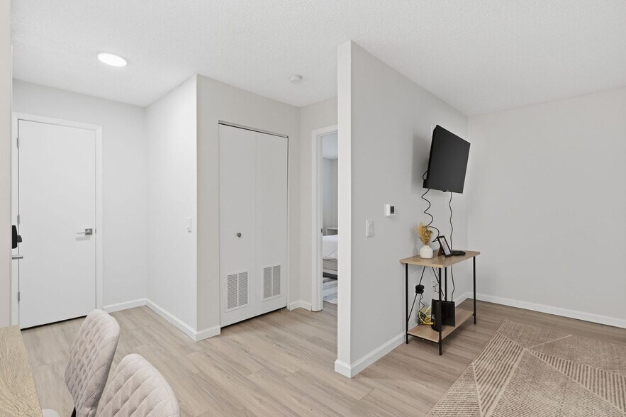 Building Photo - 2200 Deer Path Cir