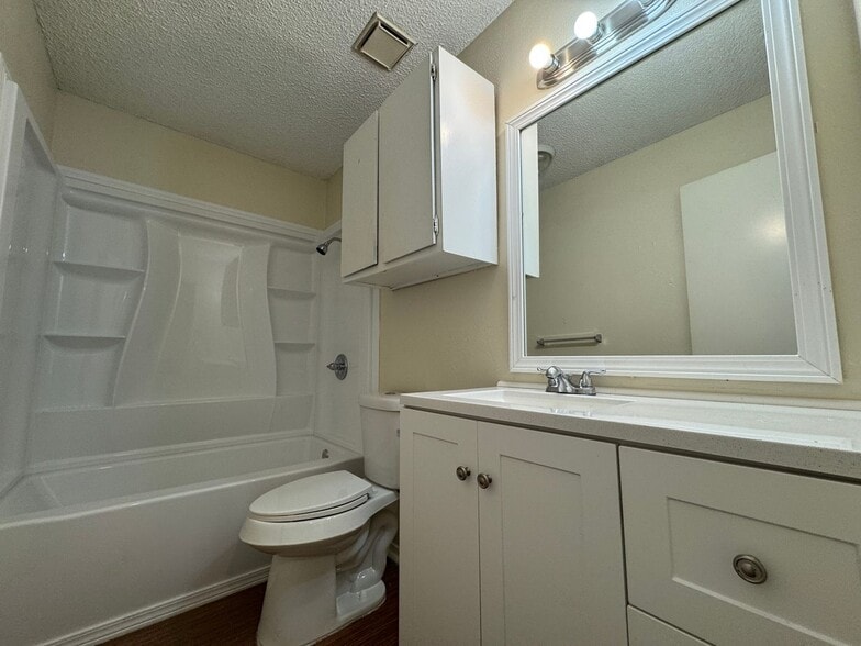 Building Photo - 1903 Cedarhill Dr