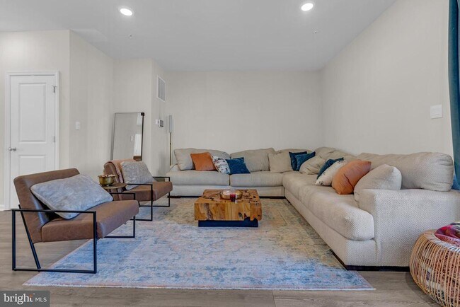 Building Photo - 8805 Mimosa Ave