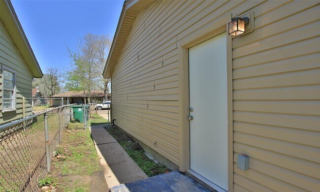 Building Photo - 6326 Guadalupe St