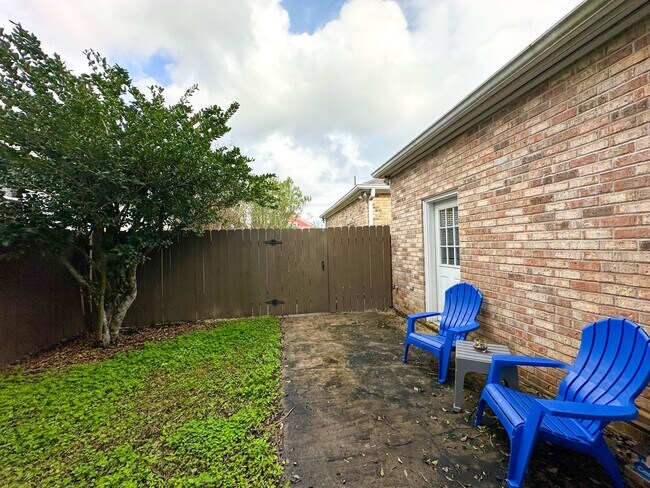Building Photo - Uptown Rental: 2BR Duplex with Parking & Yard
