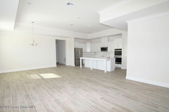 Building Photo - 657 Clearwater Ave