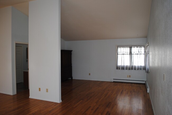 Building Photo - 1220 N Weber St