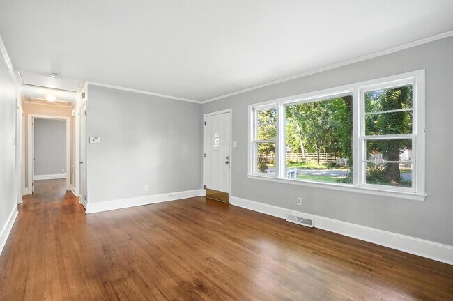 Building Photo - Charming Brick Ranch in Popular Oakhurst