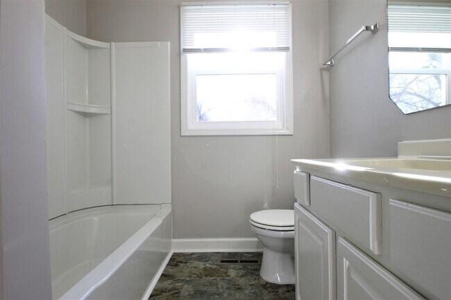 Building Photo - Gorgeous 3 bedroom / 1.5 Bath Home
