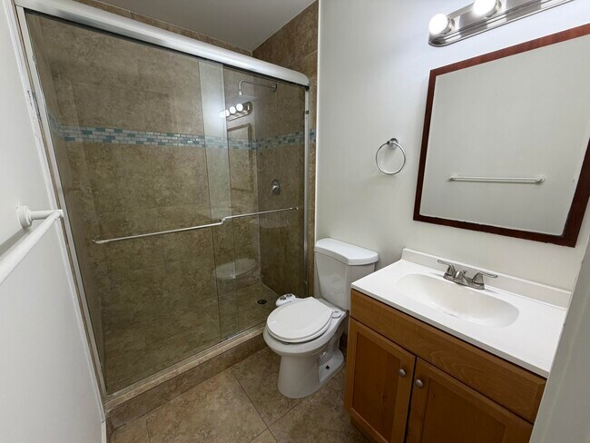 Building Photo - 2000 NE 135th St