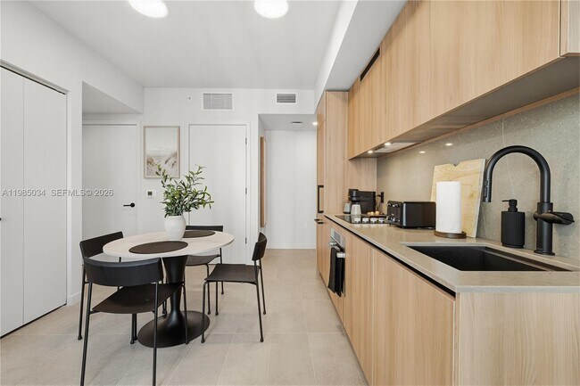 Building Photo - 121 NE 5th St