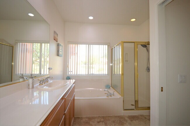 Building Photo - 3 Bedrooms and 2.5 Bathrooms Home on 7th Tee!