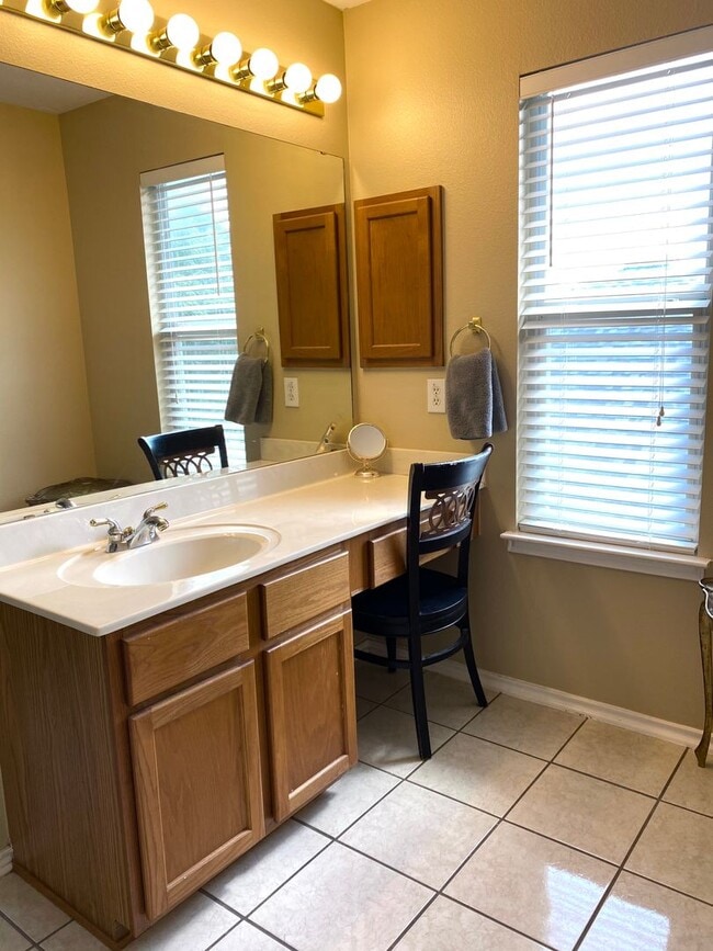 Building Photo - Beautiful 4 Bedroom Home in Gated Community!