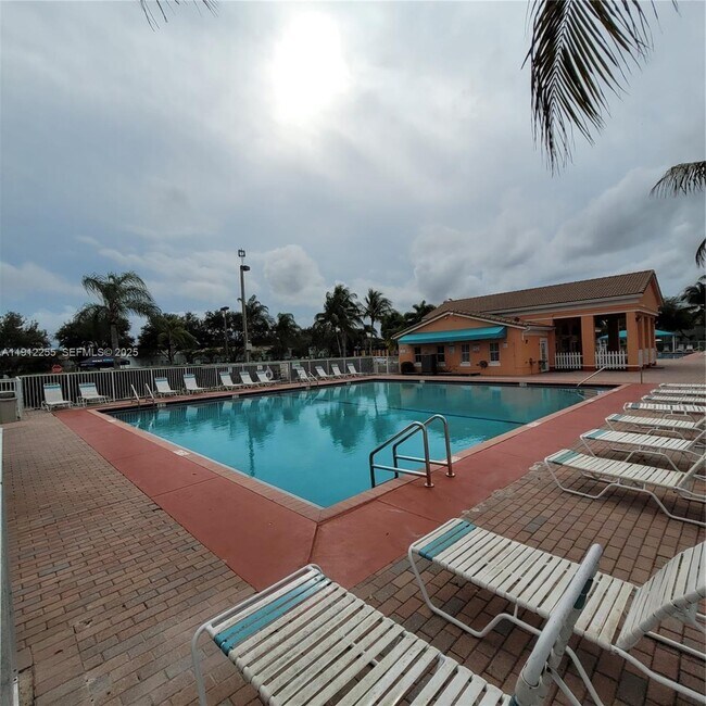 Building Photo - 1666 SE 27th Ct