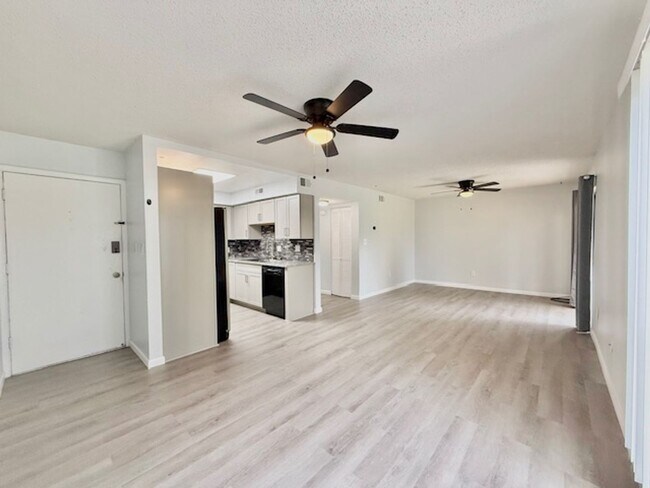 Building Photo - 308 Miracle Strip Pkwy SW