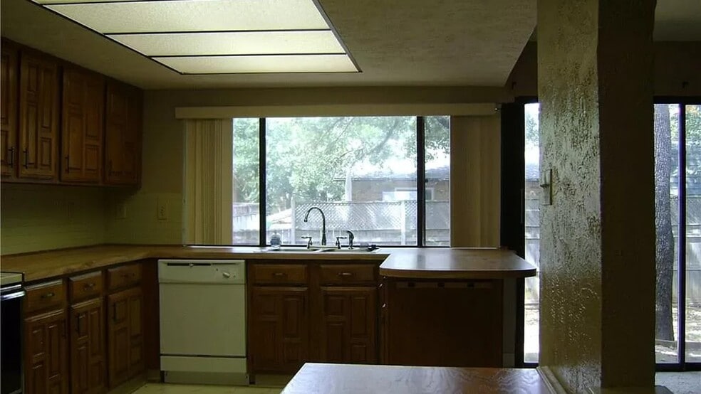 Building Photo - 3725 Walnut Dr