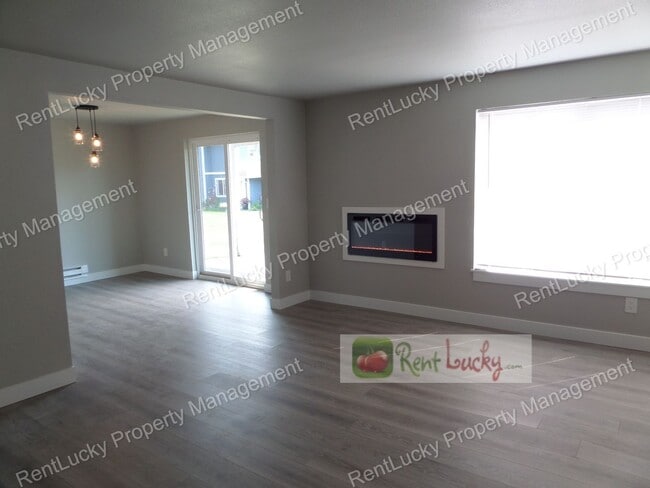 Building Photo - Fully Remodeled & GORGEOUS 2-Bedroom Unit ...
