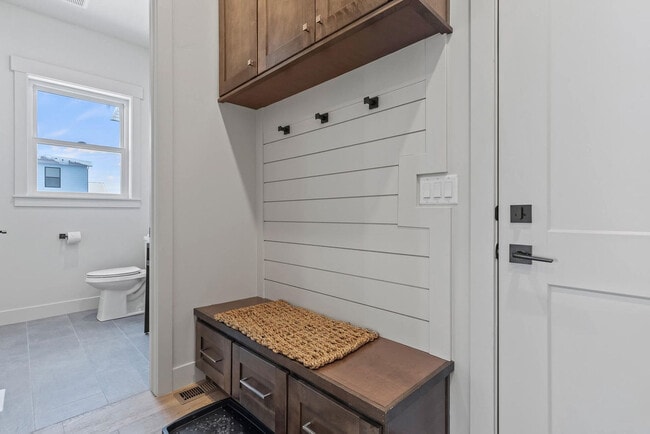 Building Photo - 6537 Silver Creek Dr