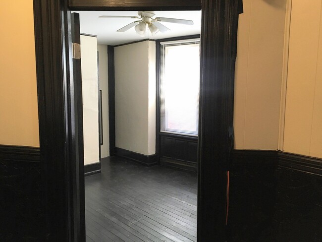 Building Photo - Private room for rent in an all-female sha...